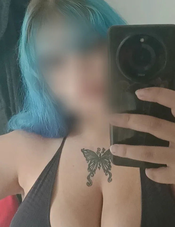 Amira, 22